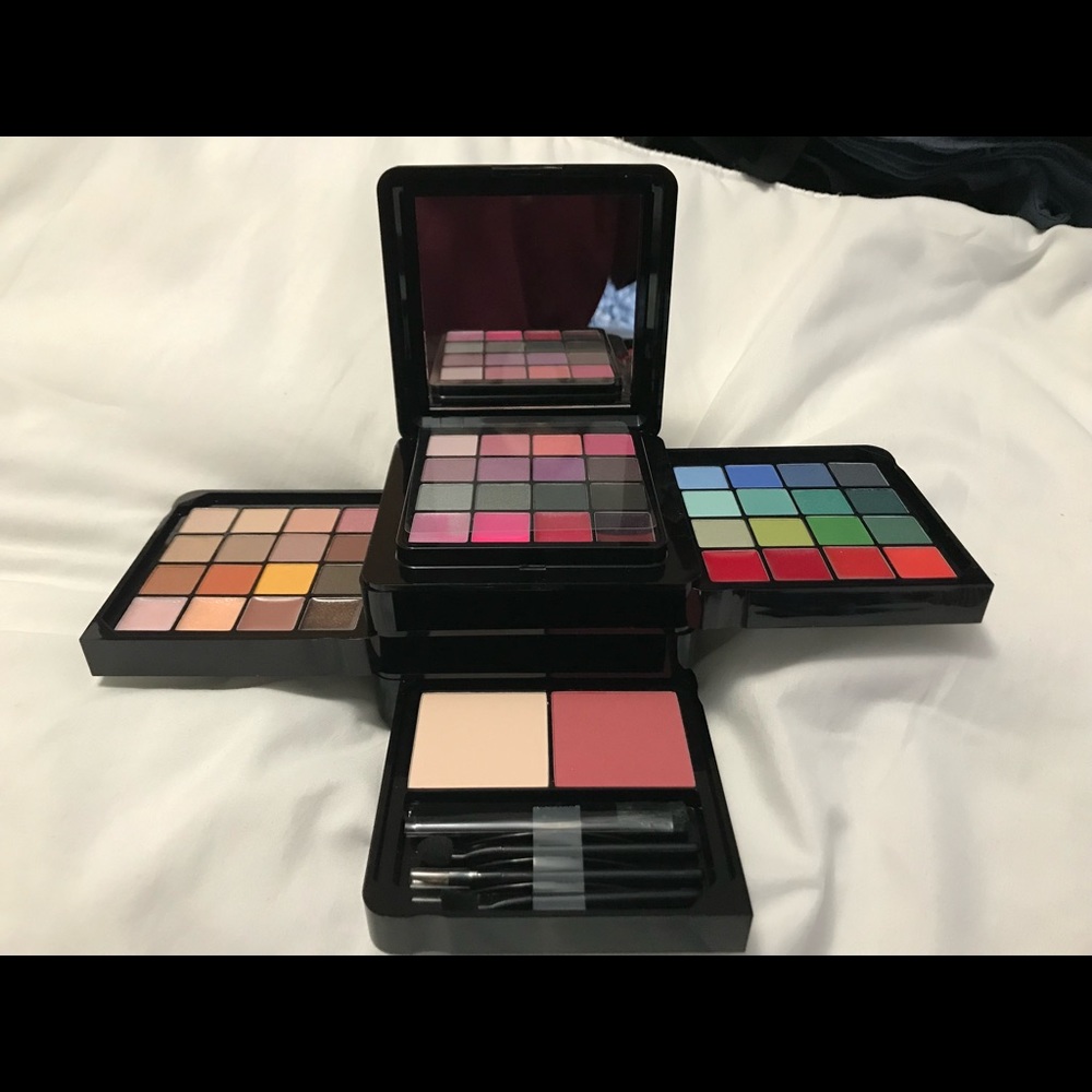 Deborah Milano Color Symphony make up kit